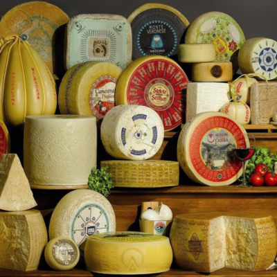 Angolo dei formaggi freschi e stagionati